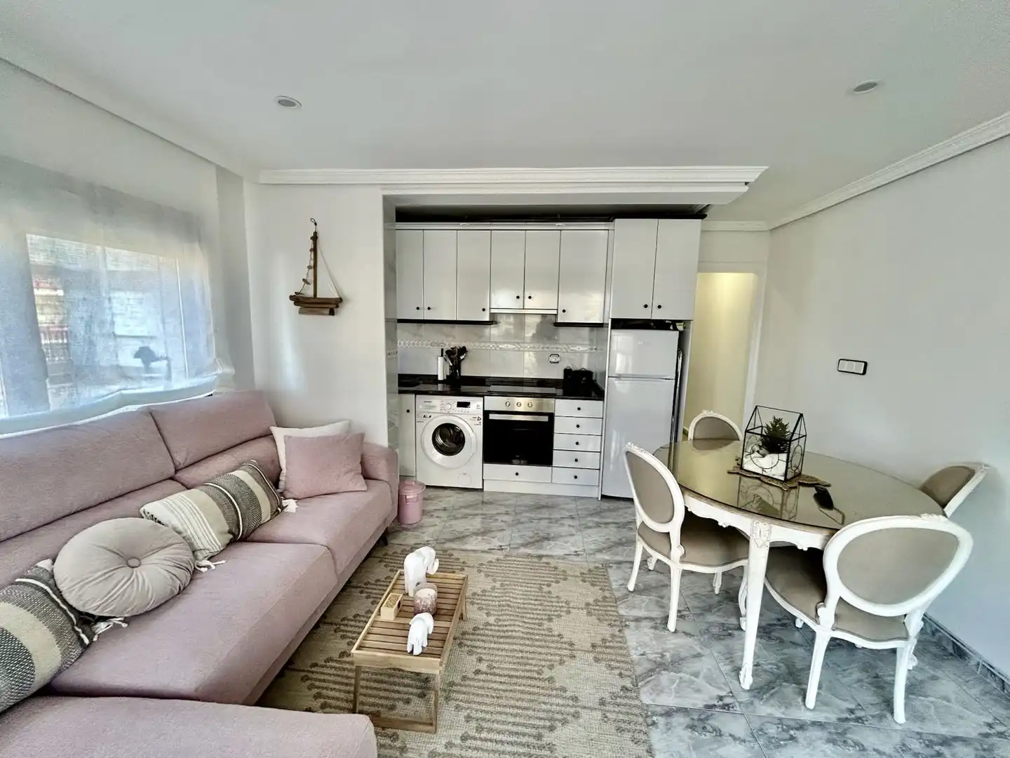 Sala de estar de Piso en venta en Laredo con Calefacción, Terraza y Amueblado