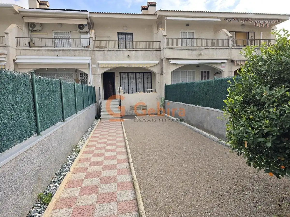 Vista exterior de Casa adosada en venda en Cunit amb Jardí privat i Terrassa