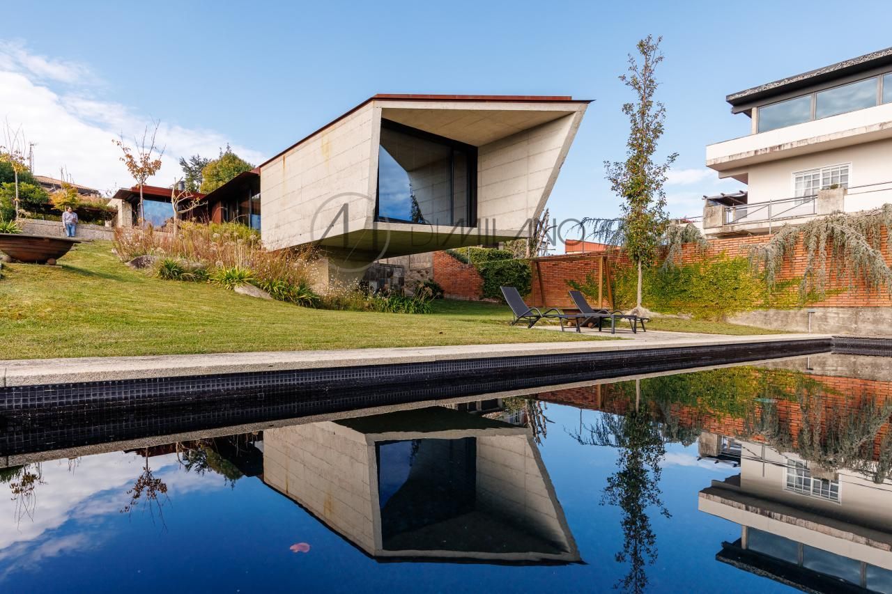 Vista exterior de Casa o xalet en venda en Nigrán amb Calefacció, Jardí privat i Piscina