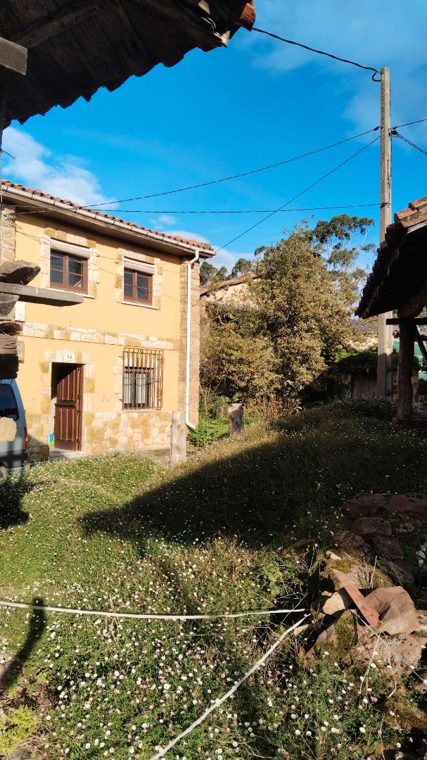 Vista exterior de Casa adosada en venda en Villaviciosa amb Jardí privat