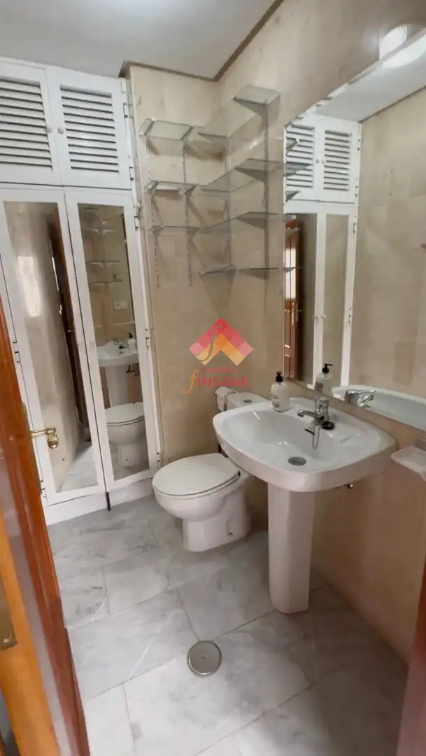 Baño de Piso en venta en Ronda con Calefacción, Trastero y Amueblado