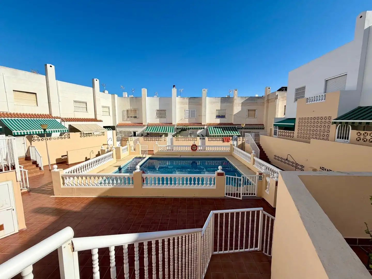 Vista exterior de Casa adosada en venta en Almería con Jardín privado, Terraza y Amueblado