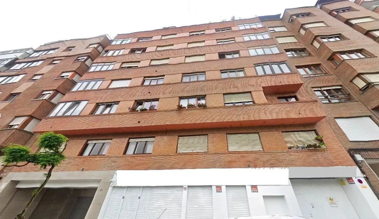 Außenansicht von Garage zum Verkauf in Oviedo 