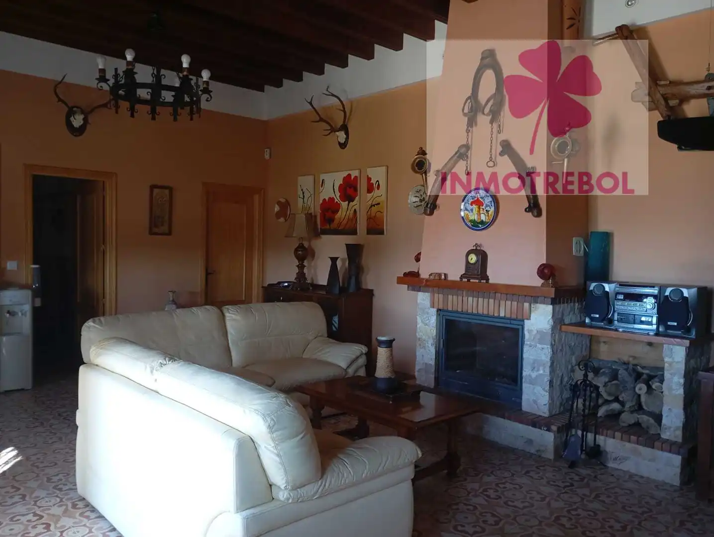 Sala d'estar de Casa o xalet en venda en Carrión de los Céspedes amb Jardí privat, Parquet i Piscina