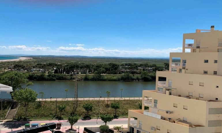 Vista exterior de Estudi en venda en Empuriabrava amb Aire condicionat i Moblat