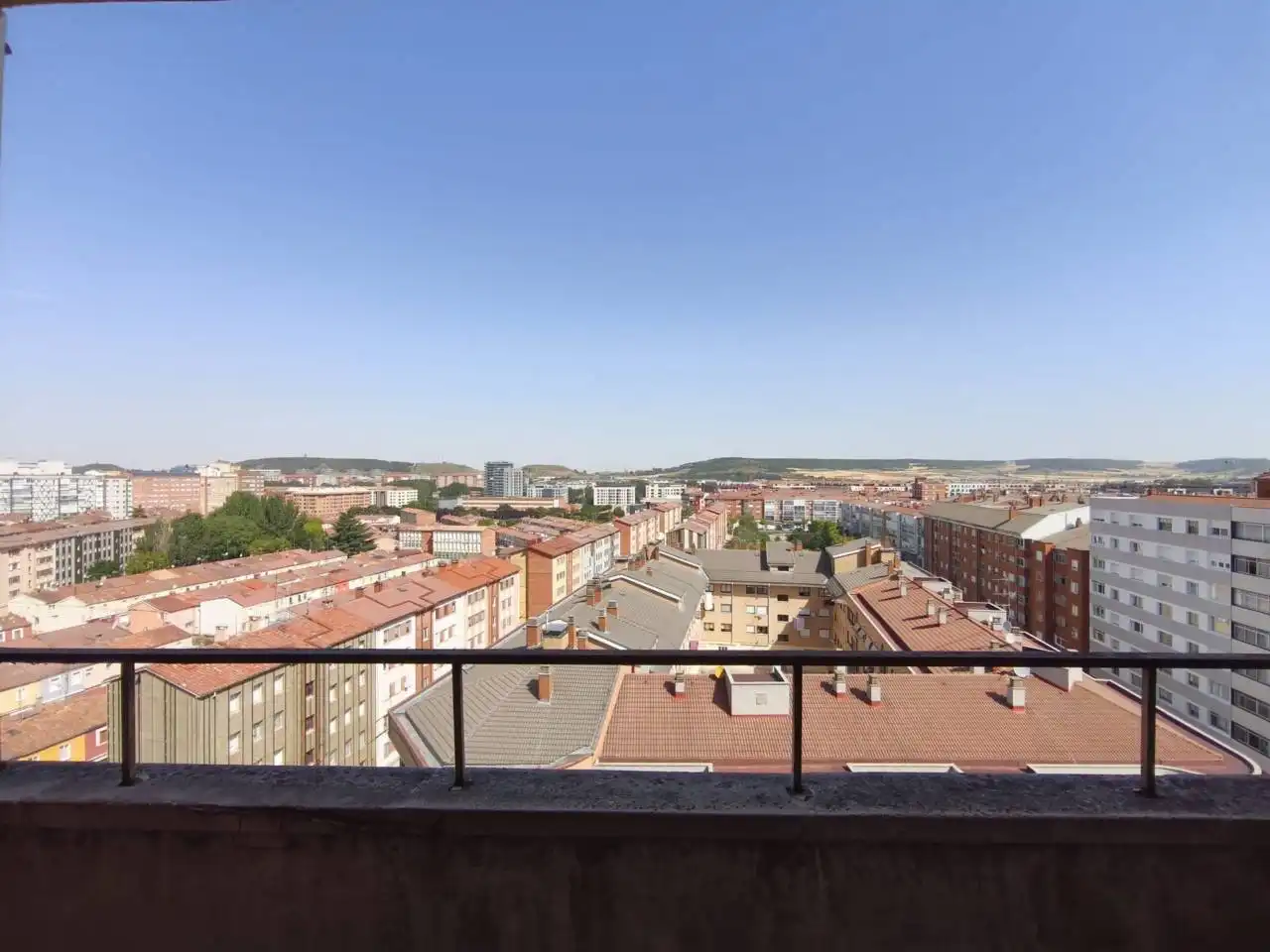 Vista exterior de Pis en venda en Burgos amb Parquet i Terrassa