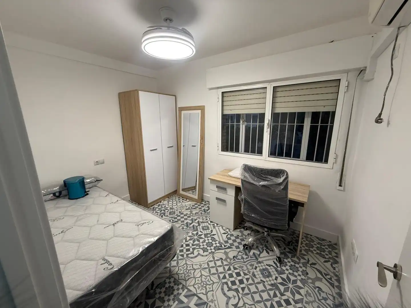 Bedroom of Flat for share in  Sevilla Capital  with Air Conditioner, Furnished and Balcony