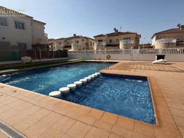 Casa pareada con piscina en venta en CALLE MARIA SAN GIL NOAIN