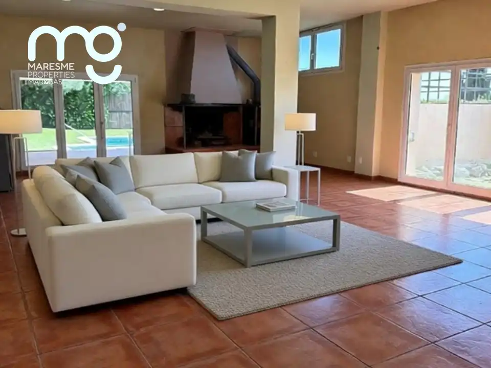 Sala de estar de Casa o chalet en venta en Tiana con Aire acondicionado, Calefacción y Jardín privado