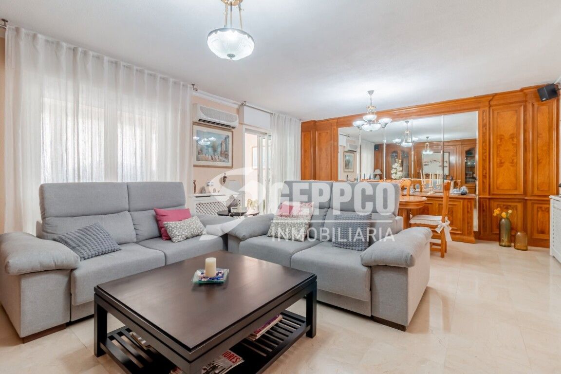 Living room of House or chalet for sale in San Fernando de Henares  with Air Conditioner, Heating and Parquet flooring