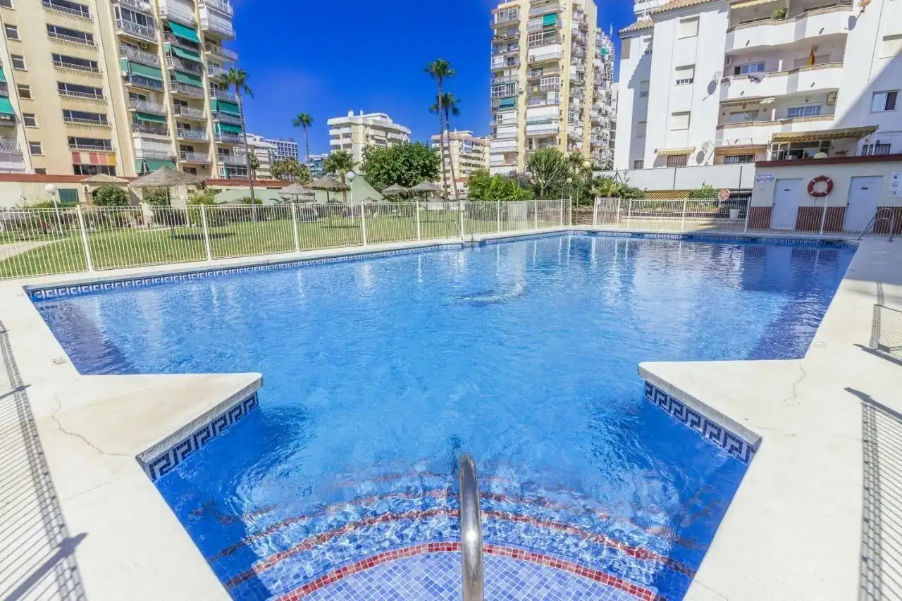 Schwimmbecken von Wohnung zum Verkauf in Benalmádena mit Klimaanlage und Gemeinschaftspool