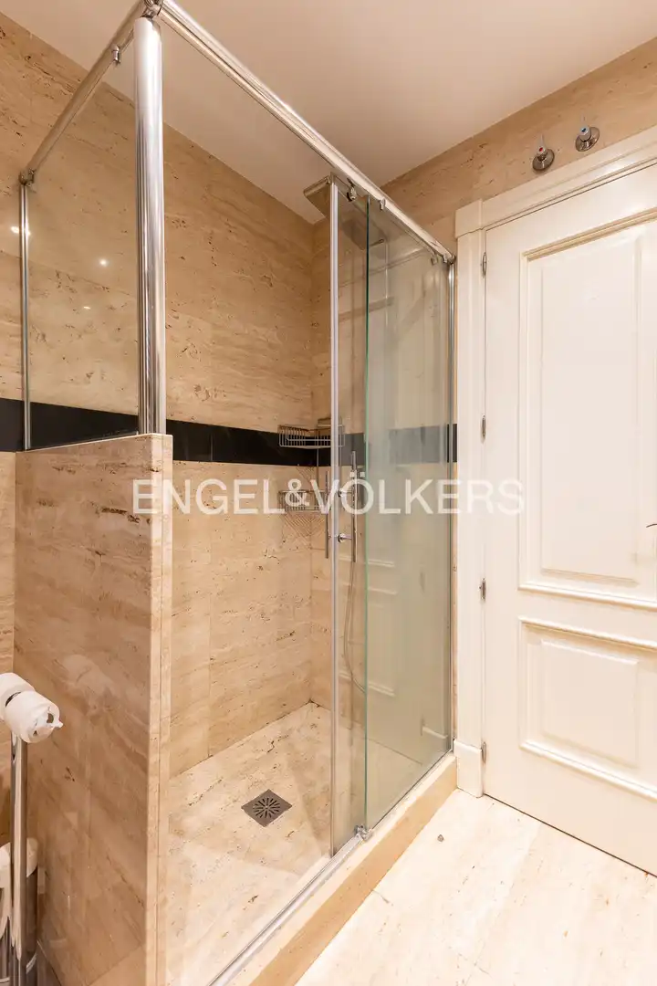Bathroom of Flat for rent in Madrid  with Air Conditioner, Heating and Parquet flooring