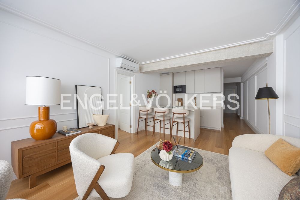 Living room of Flat for sale in  Madrid Capital  with Air Conditioner, Heating and Furnished