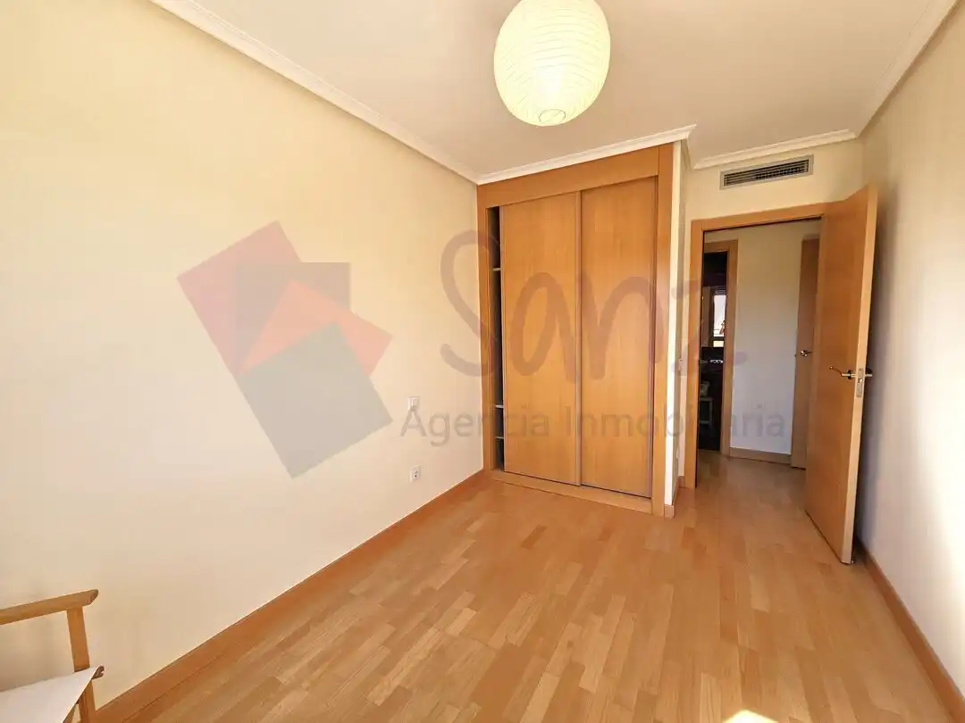 Habitación de Apartamento de alquiler en Lardero con Aire acondicionado, Calefacción y Jardín privado