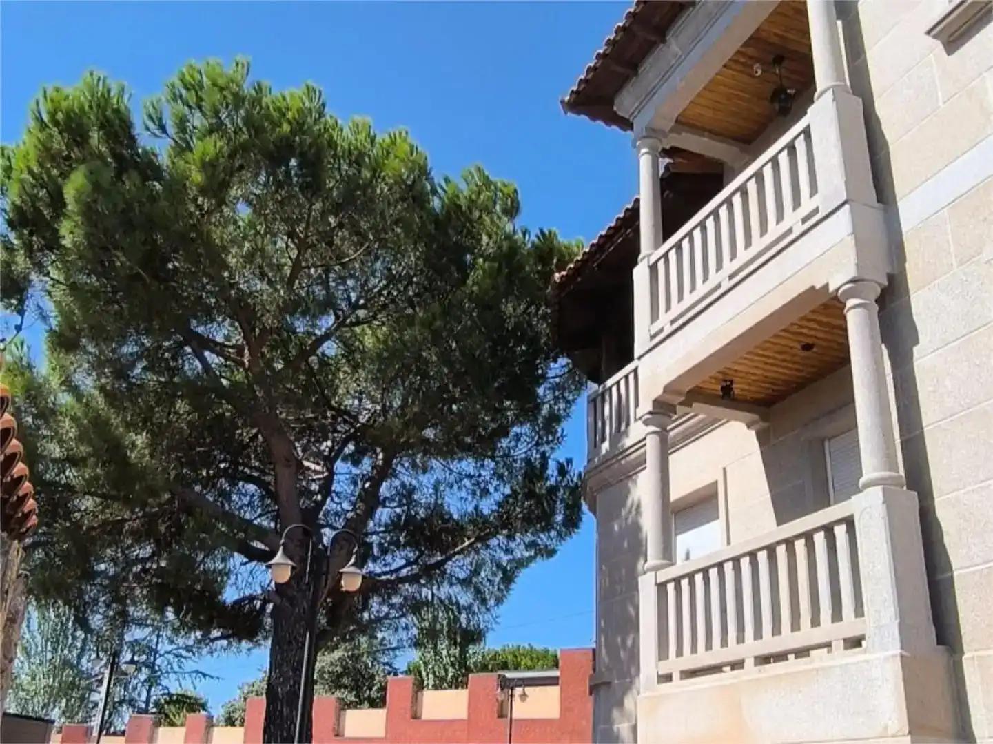 Außenansicht von Wohnung zum Verkauf in Torrelodones mit Klimaanlage, Schwimmbad und Balkon