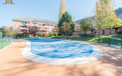 Swimming pool of Flat for sale in Las Rozas de Madrid