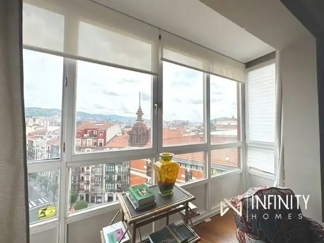 Dormitori de Pis de lloguer en Bilbao  amb Terrassa, Forn i Rentadora