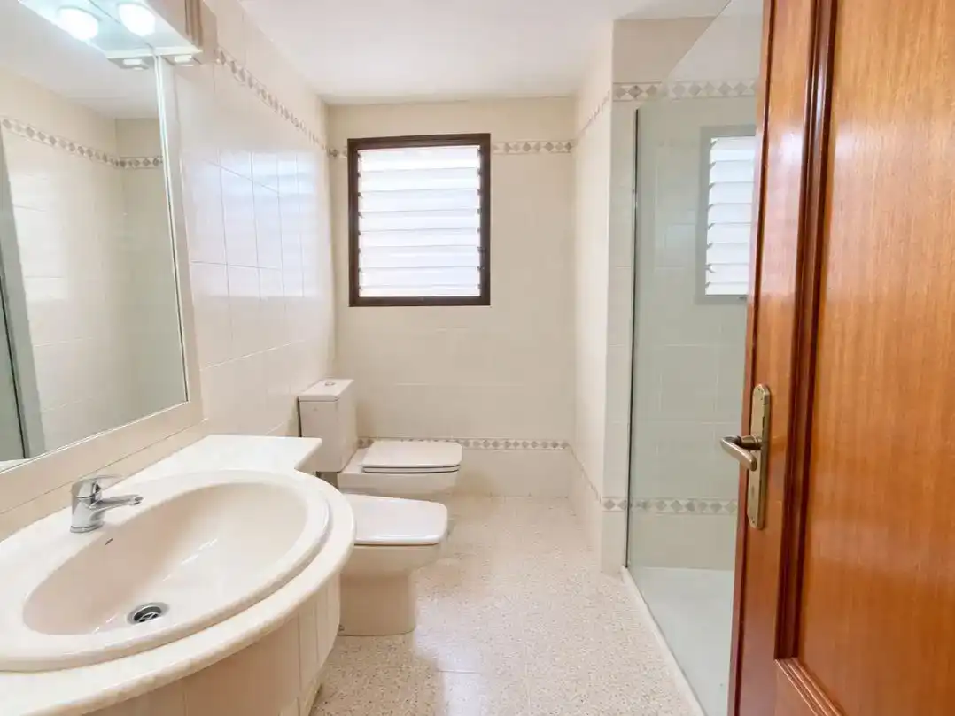 Badezimmer von Wohnung zum Verkauf in L'Eliana mit Balkon