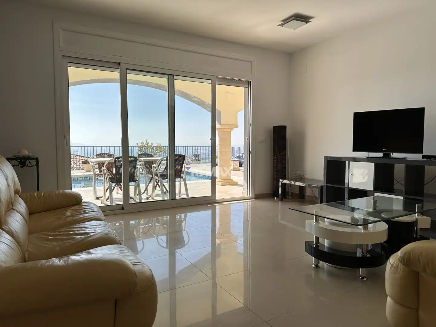Sala d'estar de Casa o xalet en venda en Roses amb Aire condicionat, Jardí privat i Piscina