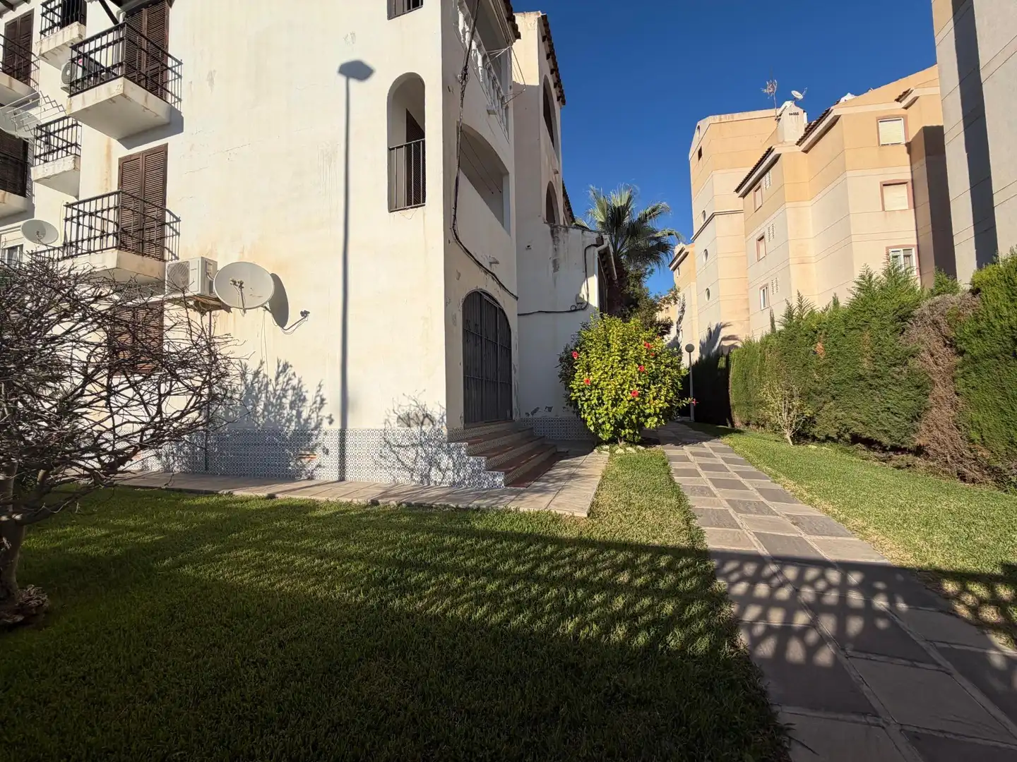 Außenansicht von Wohnungen zur Miete in Torrevieja mit Privatgarten, Terrasse und Möbliert