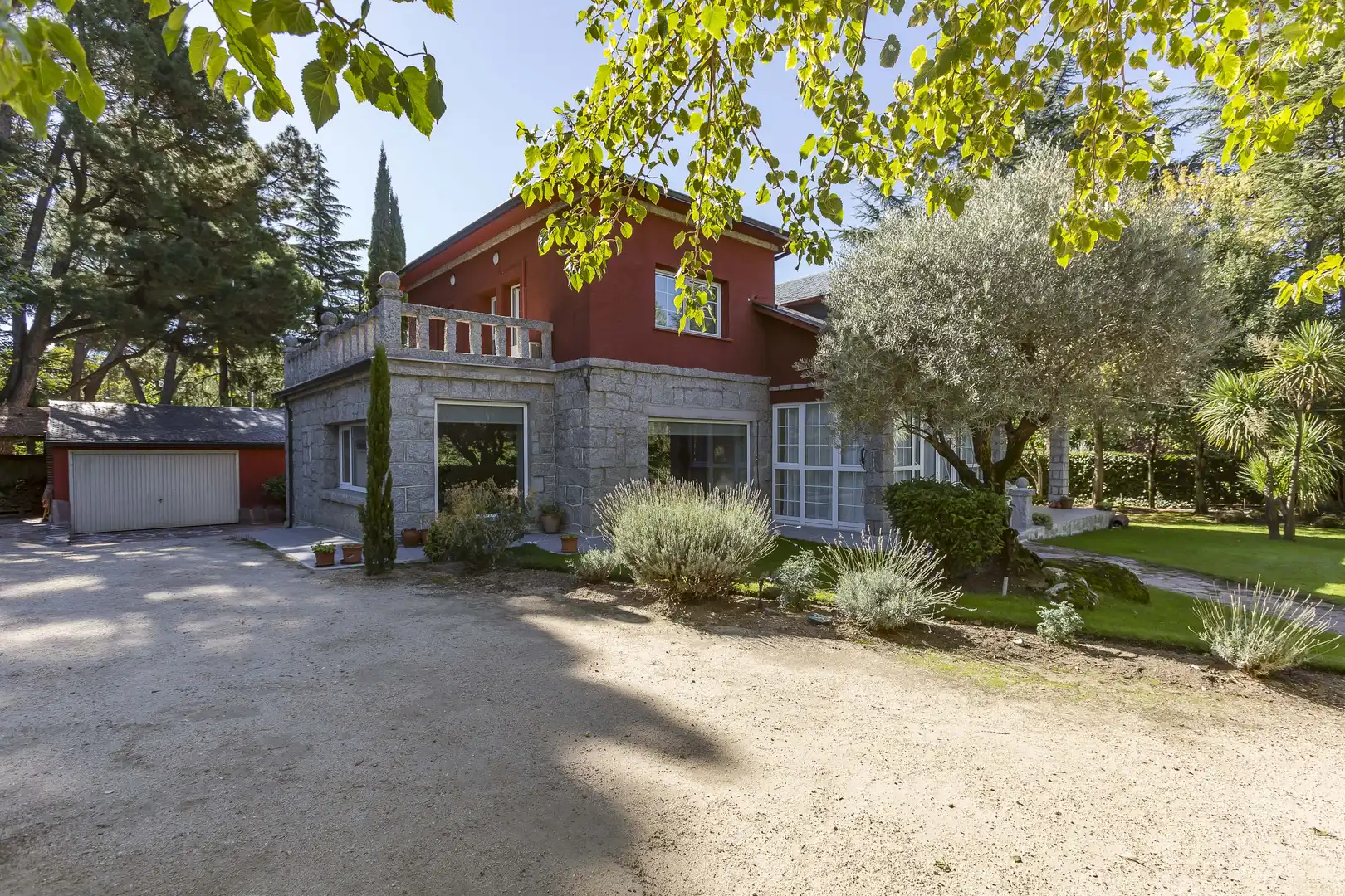 Vista exterior de Casa o xalet en venda en Collado Villalba amb Aire condicionat, Calefacció i Jardí privat