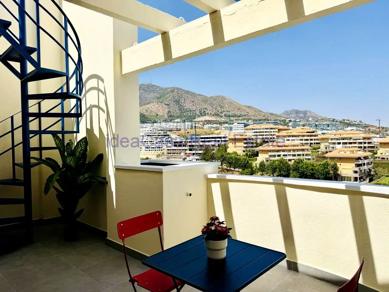 Vista exterior de Pis en venda en Fuengirola amb Aire condicionat, Terrassa i Piscina comunitària