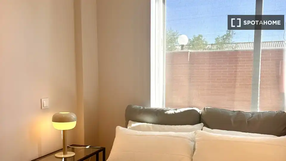 Bedroom of Flat for rent in Madrid  with Air Conditioner, Heating and Furnished