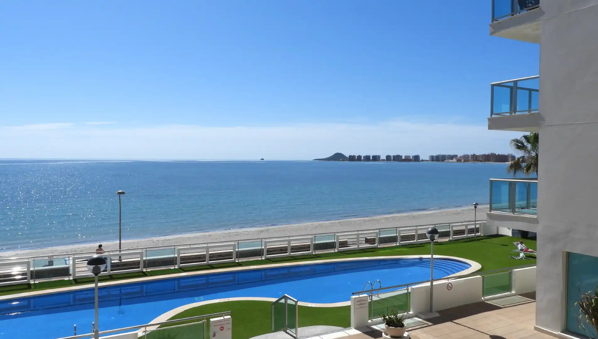 Piscina de Apartament en venda en La Manga del Mar Menor amb Aire condicionat, Calefacció i Terrassa