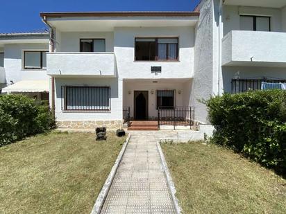 Vista exterior de Casa adosada en venda en Valle de Tobalina amb Piscina