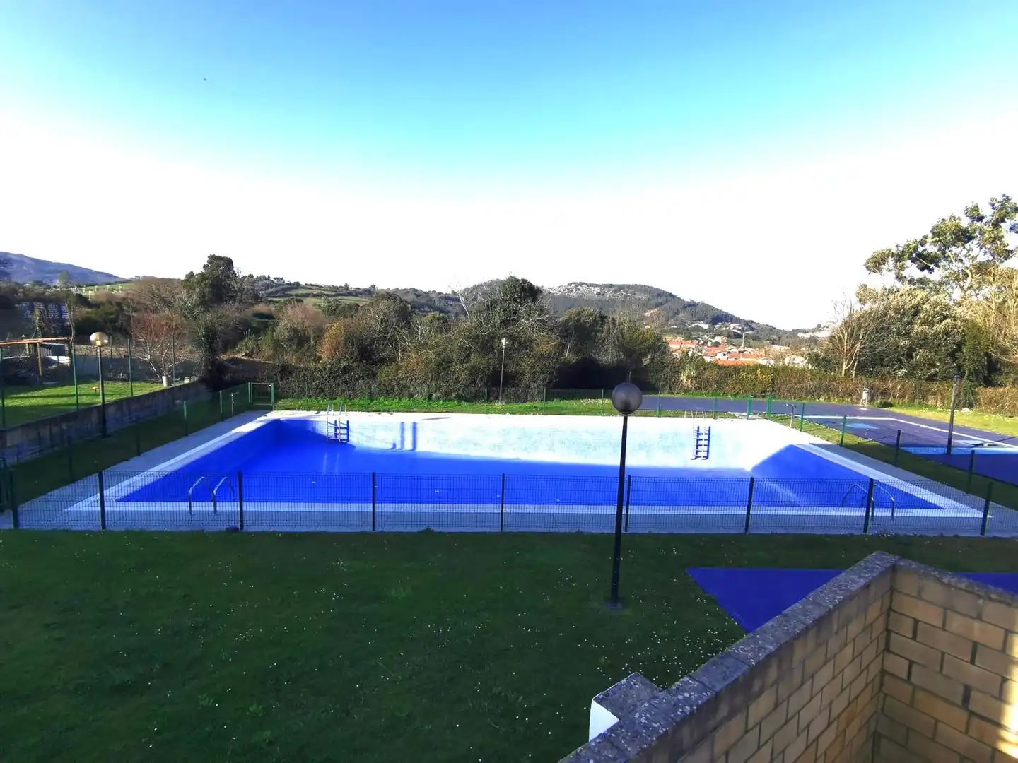 Piscina de Casa adosada en venta en Castro-Urdiales con Calefacción, Jardín privado y Amueblado