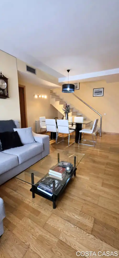 Living room of Duplexes for sale in Castelldefels  with Air Conditioner, Heating and Parquet flooring