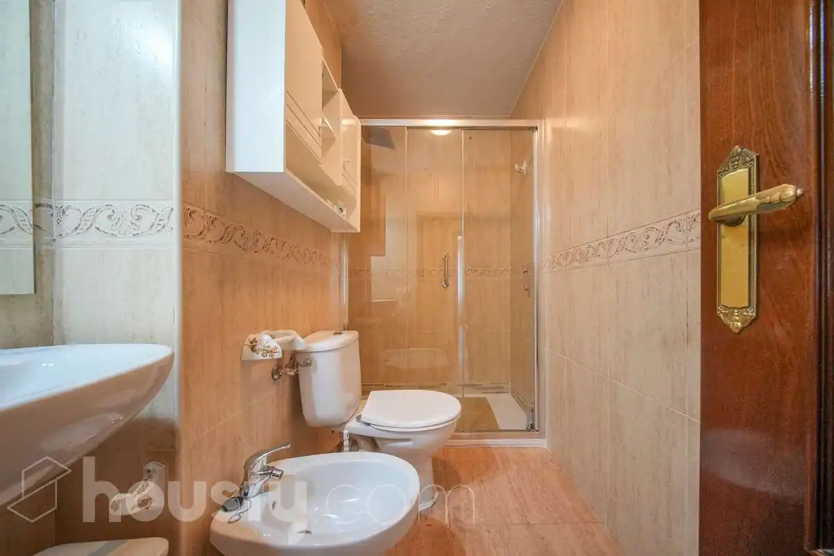 Baño de Piso en venta en Madrid con Aire acondicionado, Calefacción y Jardín privado
