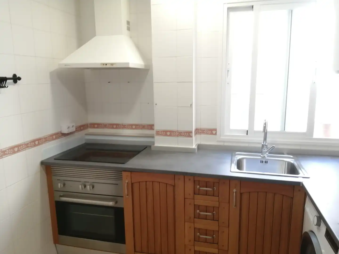 Cuina de Pis de lloguer en Cádiz amb Moblat, Forn i Rentadora