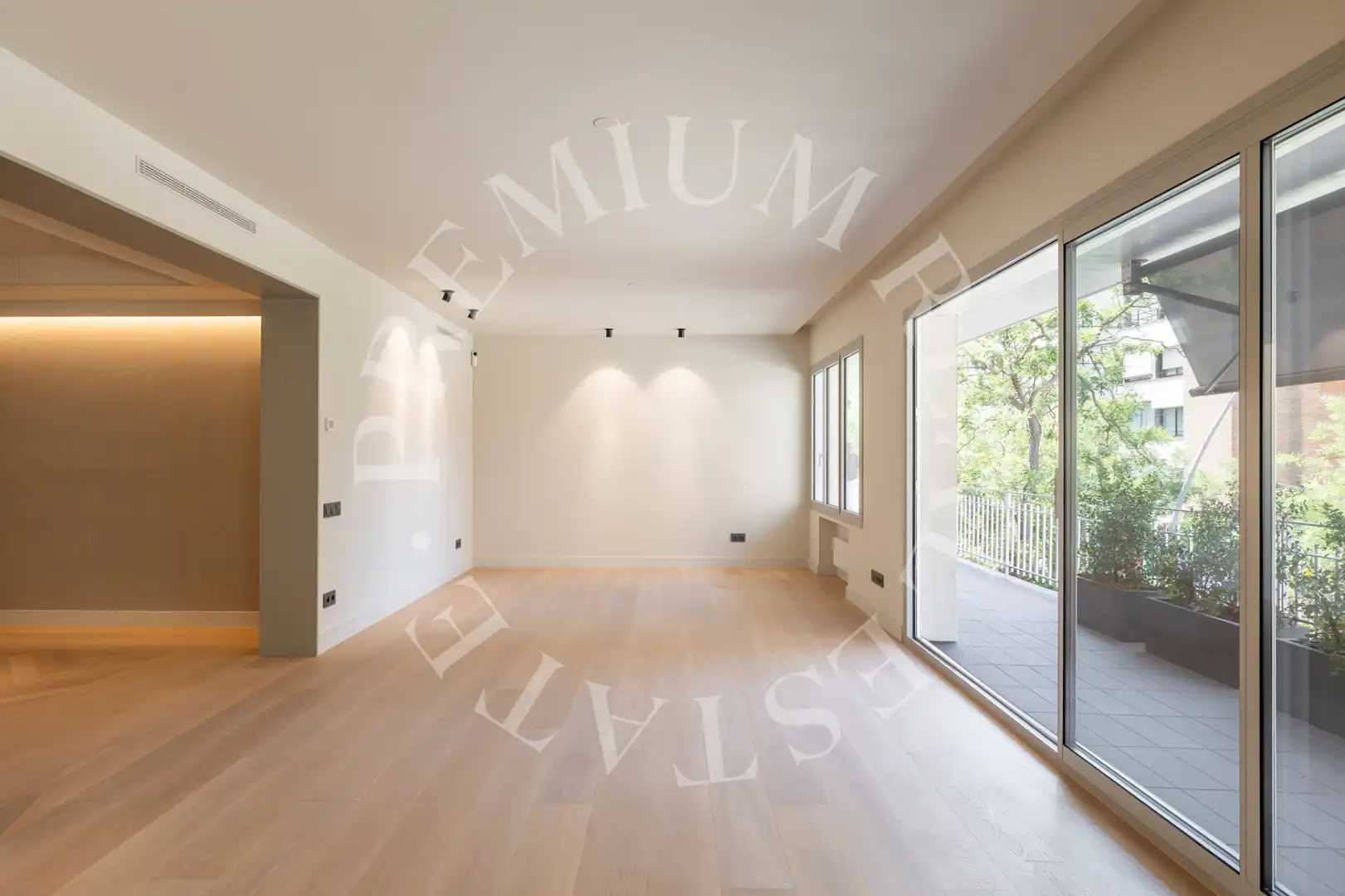 Sala d'estar de Pis en venda en Barcelona amb Aire condicionat, Calefacció i Parquet