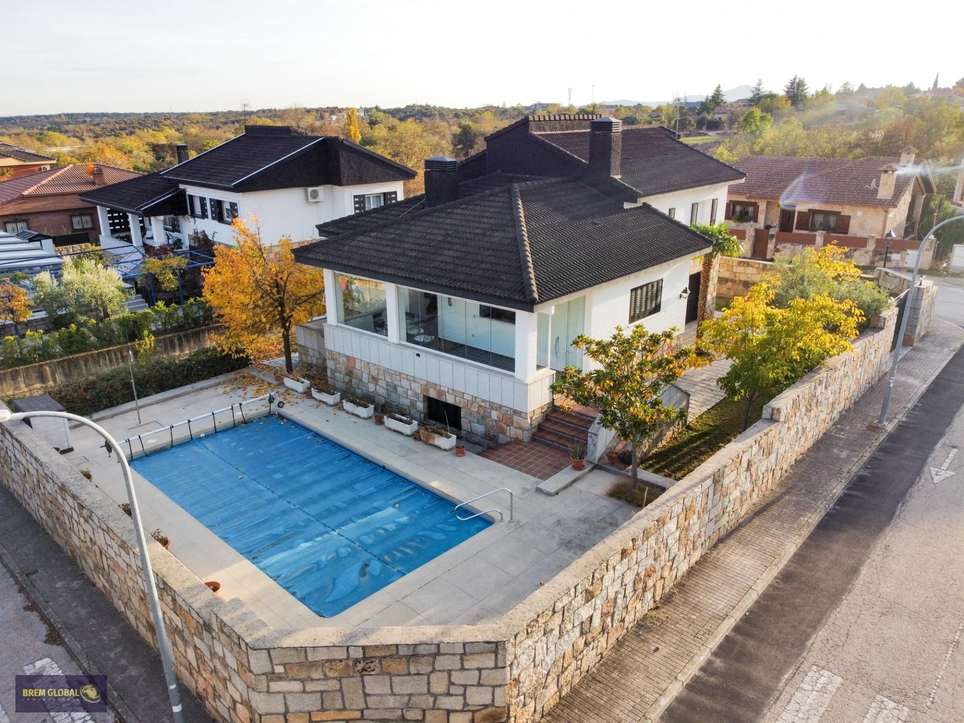 Swimming pool of House or chalet for sale in La Cabrera  with Heating, Private garden and Swimming Pool