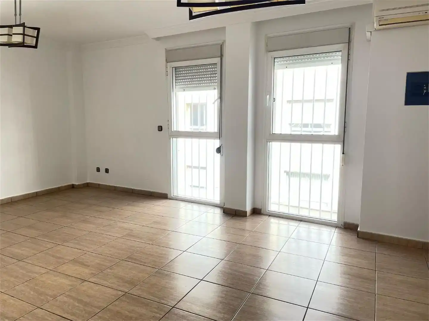 Wohnung zum Verkauf in Ceuta mit Klimaanlage, Privatgarten und Schwimmbad