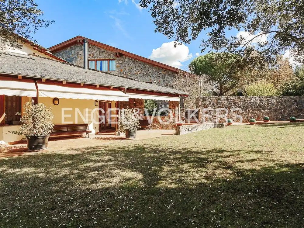 Außenansicht von Country house zum Verkauf in Seva mit Klimaanlage, Heizung und Privatgarten