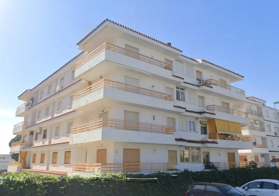 Außenansicht von Wohnung zum Verkauf in Punta Umbría mit Privatgarten, Terrasse und Abstellraum