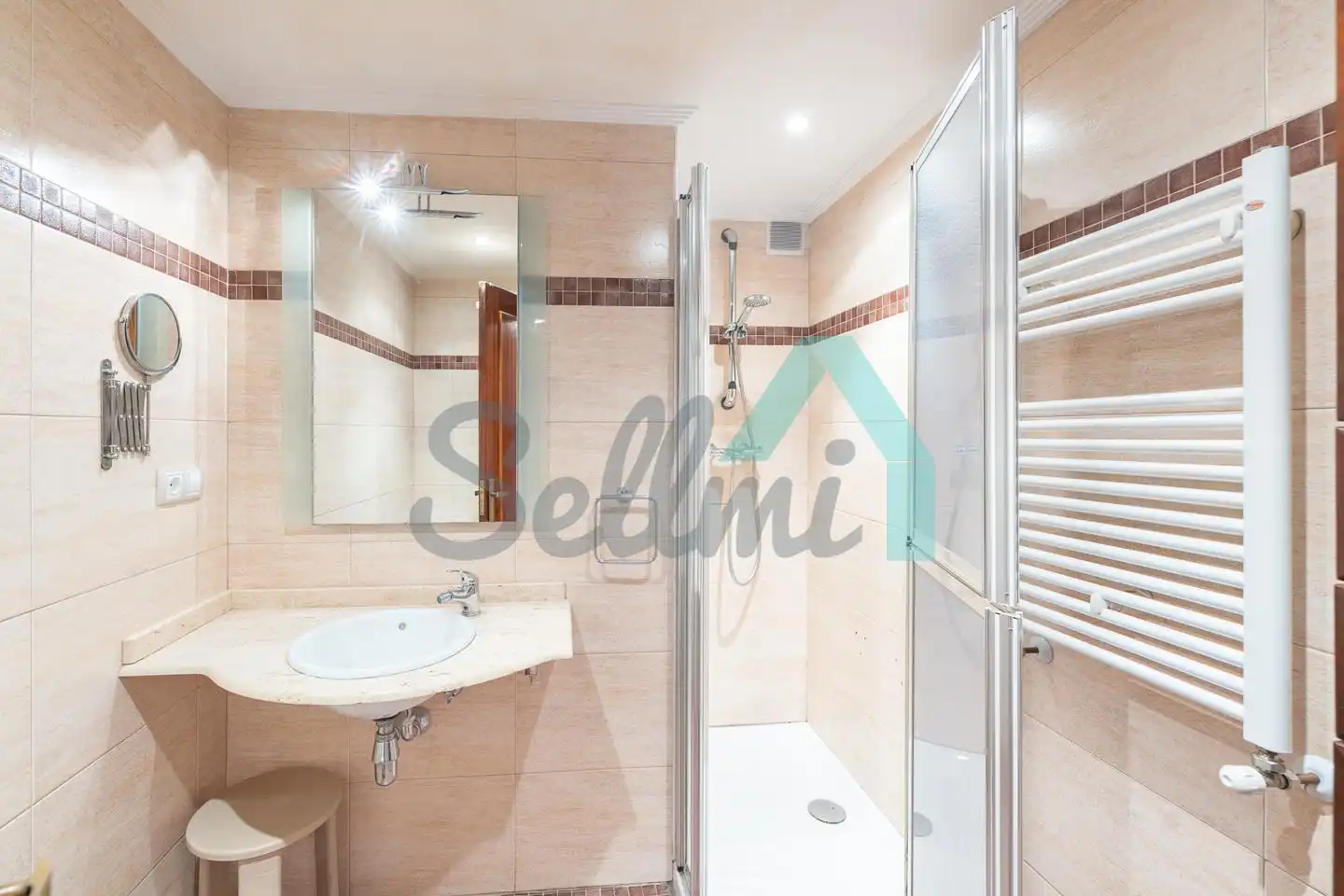 Baño de Piso de alquiler en Oviedo  con Calefacción, Parquet y Amueblado