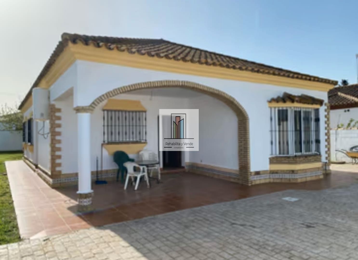 Vista exterior de Casa o xalet en venda en Chiclana de la Frontera amb Jardí privat i Terrassa