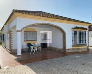 Vista exterior de Casa o xalet en venda en Chiclana de la Frontera amb Jardí privat i Terrassa