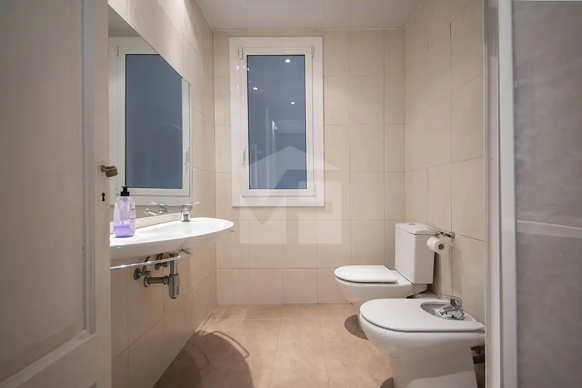 Bathroom of Flat for sale in Barcelona  with Heating and Balcony