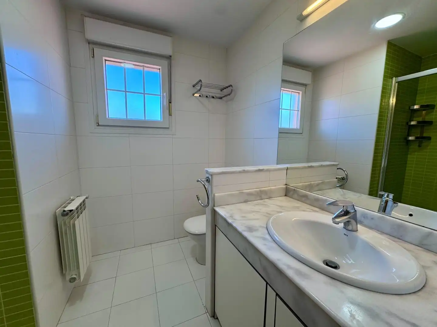 Baño de Casa adosada en venta en Villanueva de la Cañada con Parquet