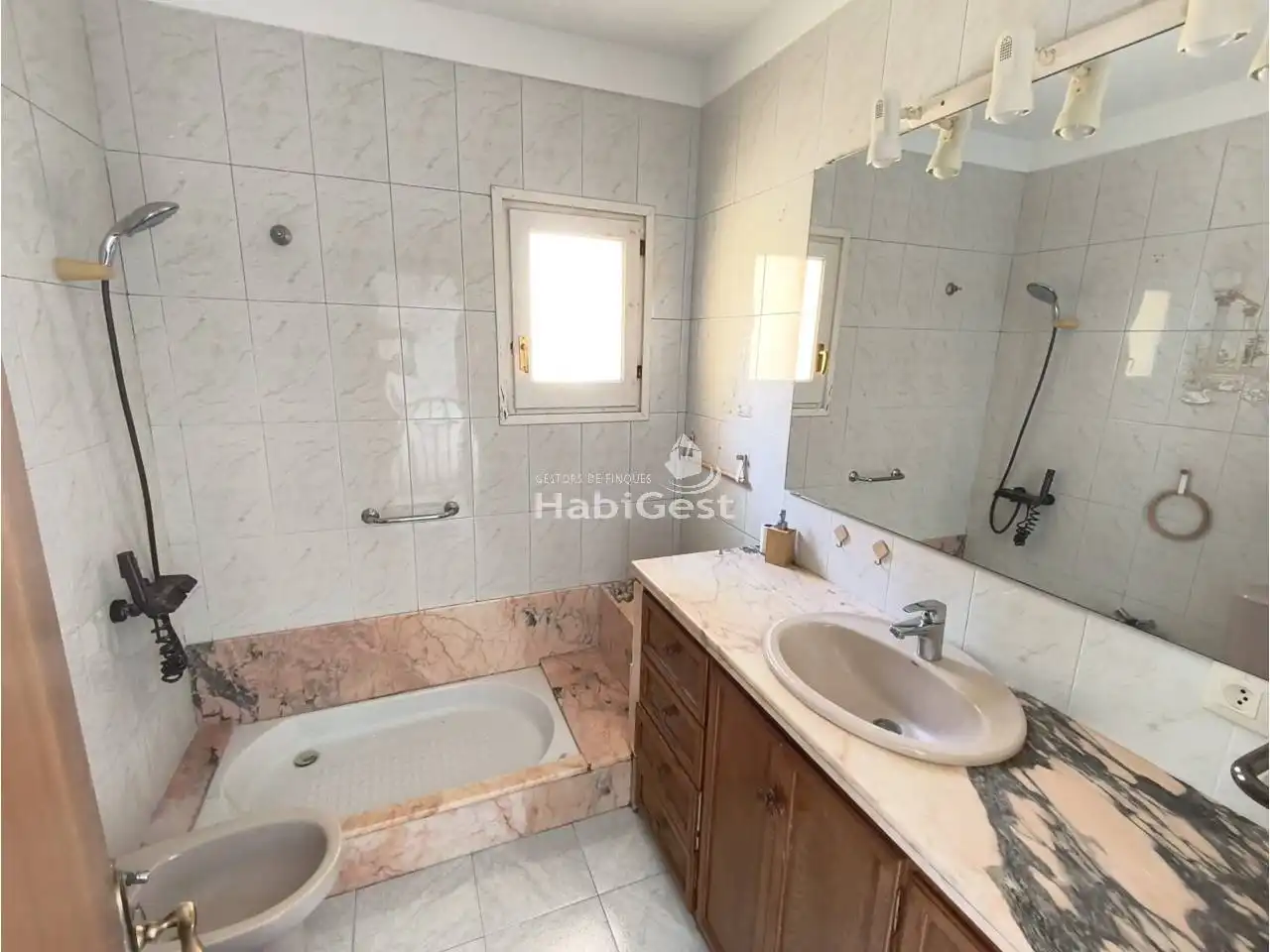 Badezimmer von Haus oder Chalet zum Verkauf in Medinyà mit Heizung und Terrasse