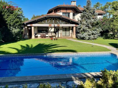 Piscina de Casa o xalet en venda en Getxo  amb Terrassa i Piscina