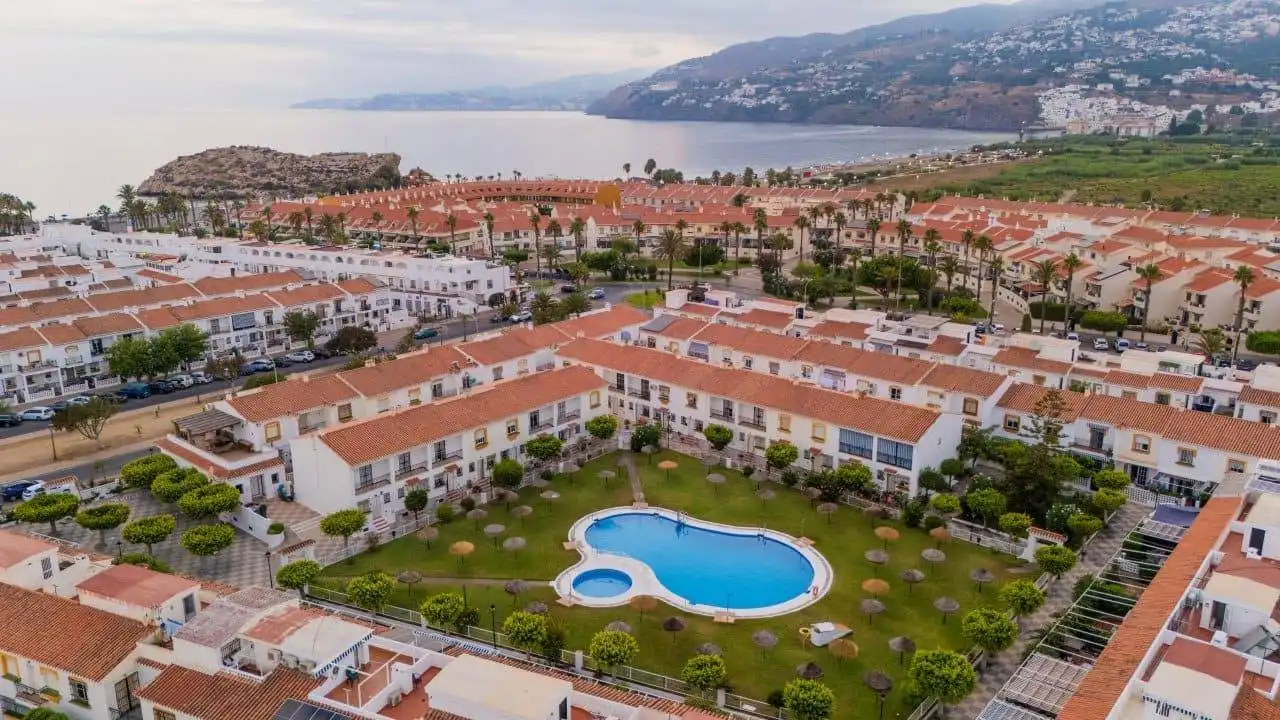 Vista exterior de Casa o xalet en venda en Salobreña amb Aire condicionat, Terrassa i Piscina comunitària