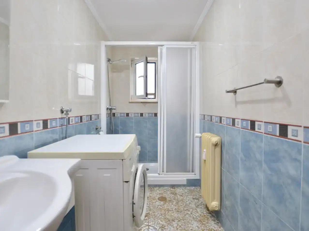 Bany de Àtic en venda en Oviedo  amb Parquet, Traster i Moblat