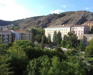 Vista exterior de Pis de lloguer en Cuenca Capital amb Calefacció, Terrassa i Moblat