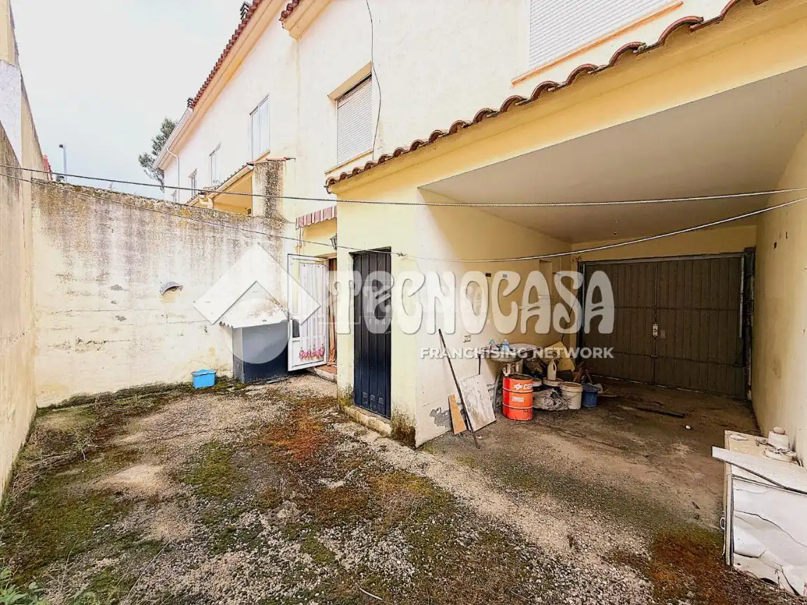 Casa adosada en venta en Huete con Calefacción, Amueblado y Piscina comunitaria