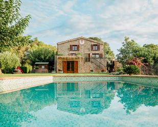 Vista exterior de Finca rústica en venda en Lladó amb Aire condicionat, Terrassa i Piscina